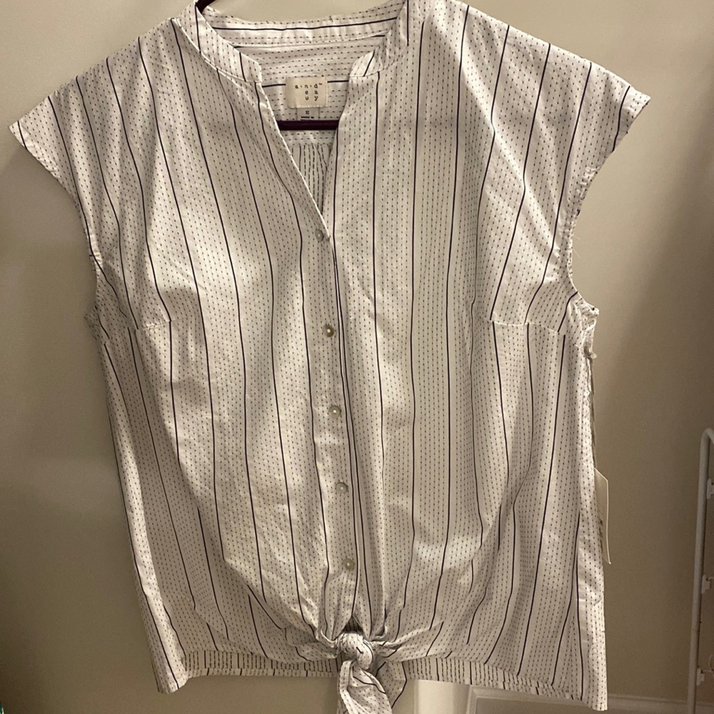 Never worn. Don’t care for tie at waist. It was a gift.